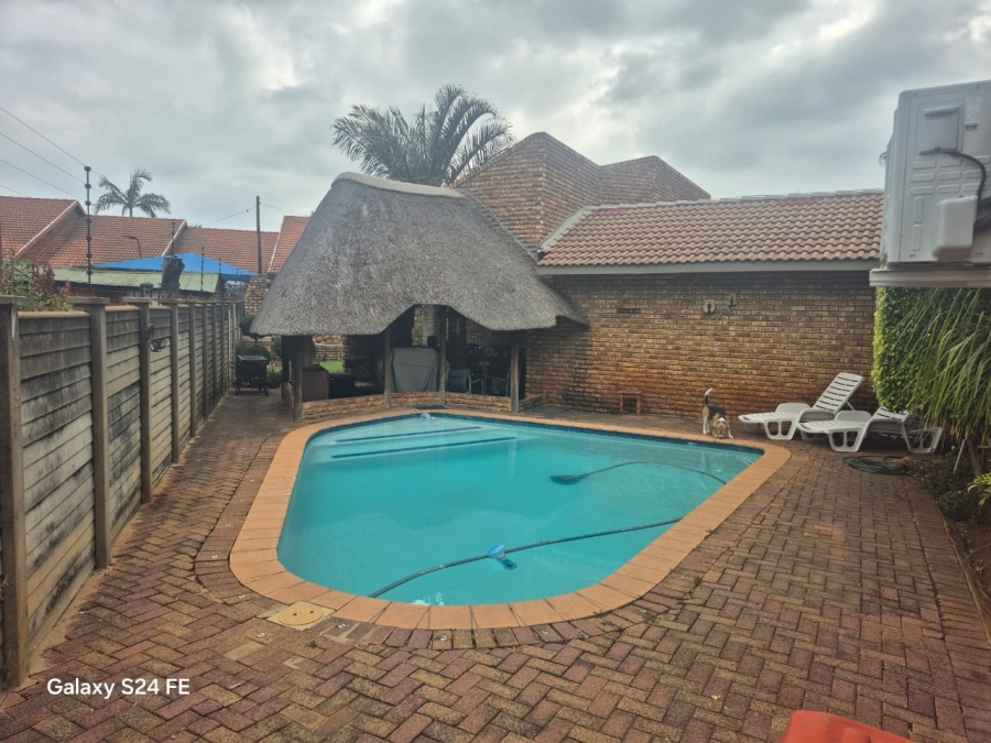 4 Bedroom Property for Sale in Geelhoutpark North West